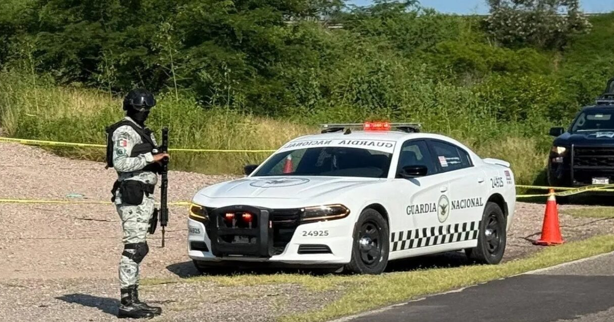 Guardia Nacional en escena de incidente en Sinaloa junto a vehículo policial