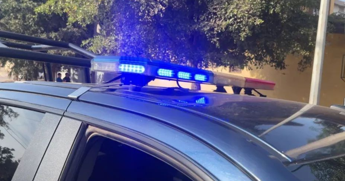 Techo de coche de policía con luces azules intermitentes en Navolato