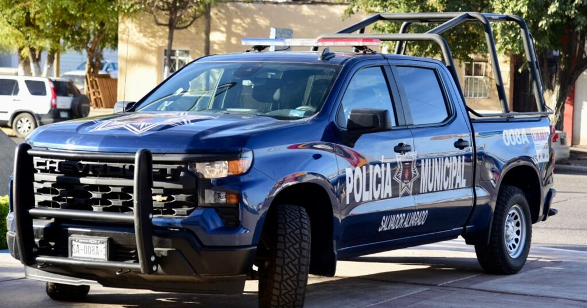 Camioneta de la policía municipal de Guamúchil, Sinaloa, con la palabra 'POLICÍA' y 'SALVADOR ARMADO' visible en el lateral.
