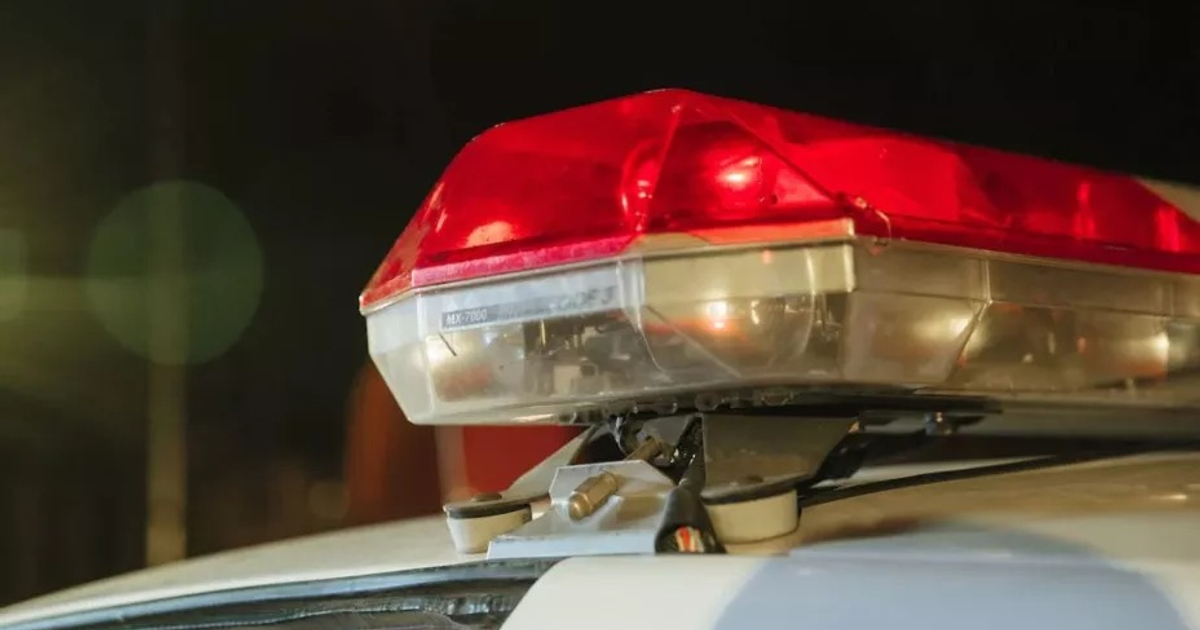 Luz de emergencia roja en vehículo policial durante la noche