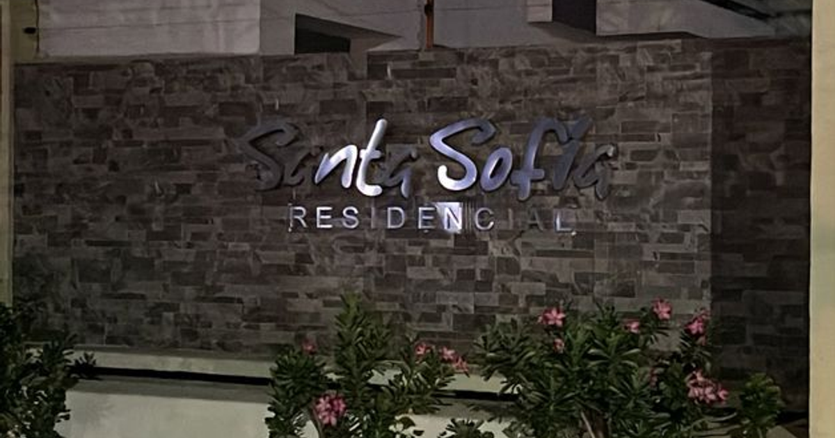 Letrero de Santa Sofía Residencial en Culiacán con plantas y flores
