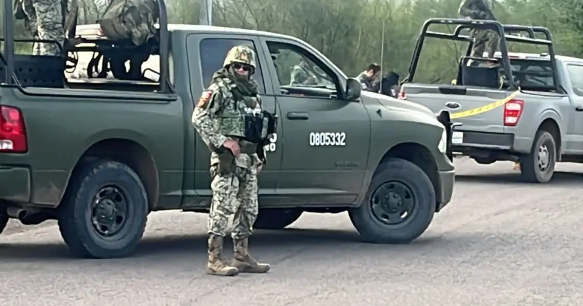 Operativo militar en brecha Bachimeto, Navolato, con militar armado y vehículos.