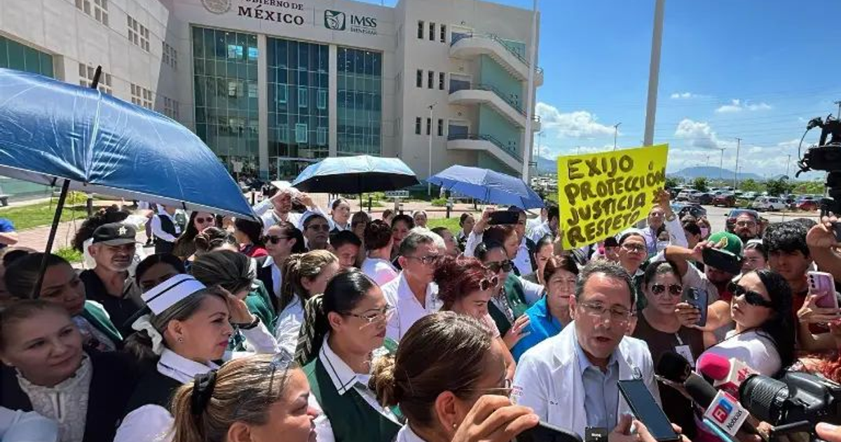 Protesta de trabajadores de la salud en Culiacán exigiendo protección y justicia.