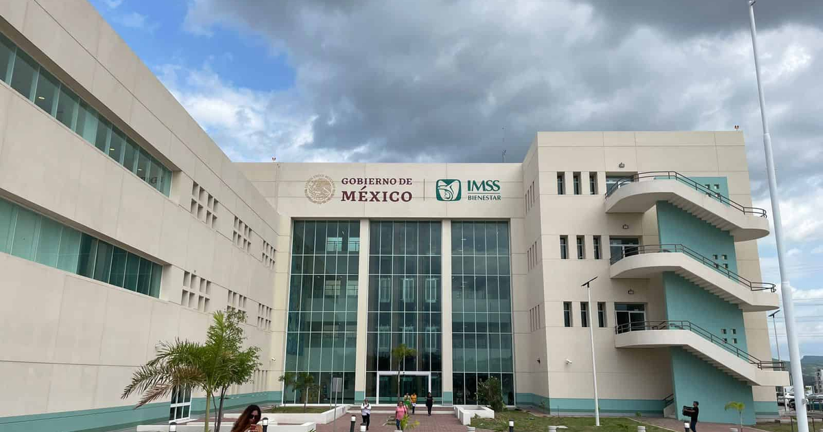 Edificio gubernamental en México con logo del IMSS y Bienestar