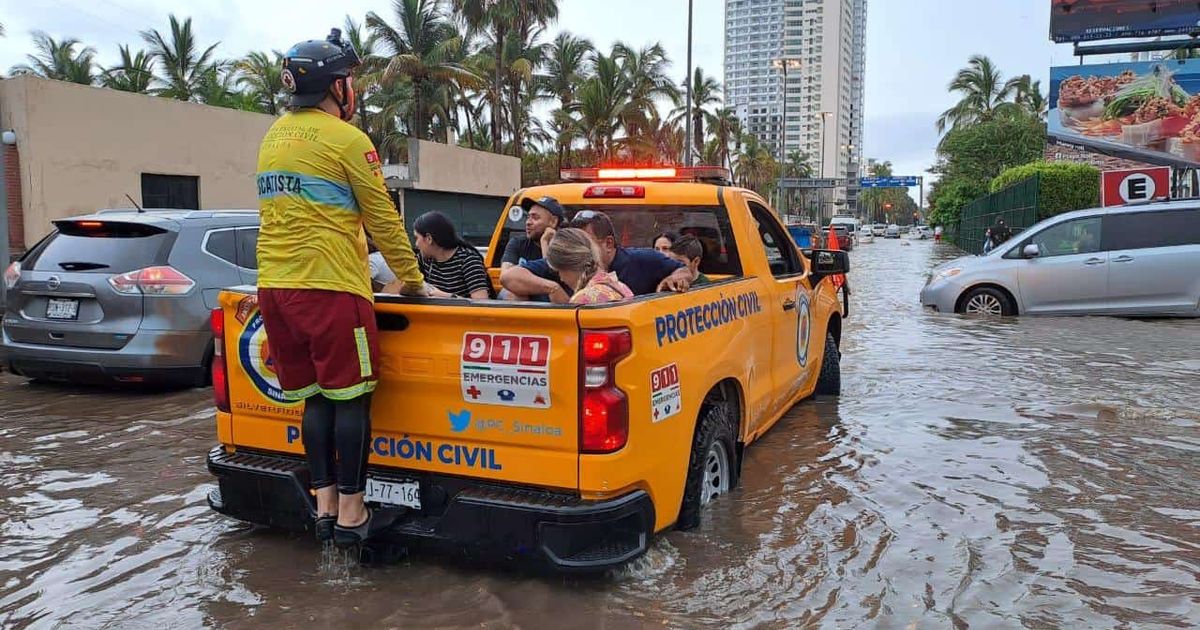 Camioneta de Protección Civil en calle inundada en Mazatlán tras huracán Lorena