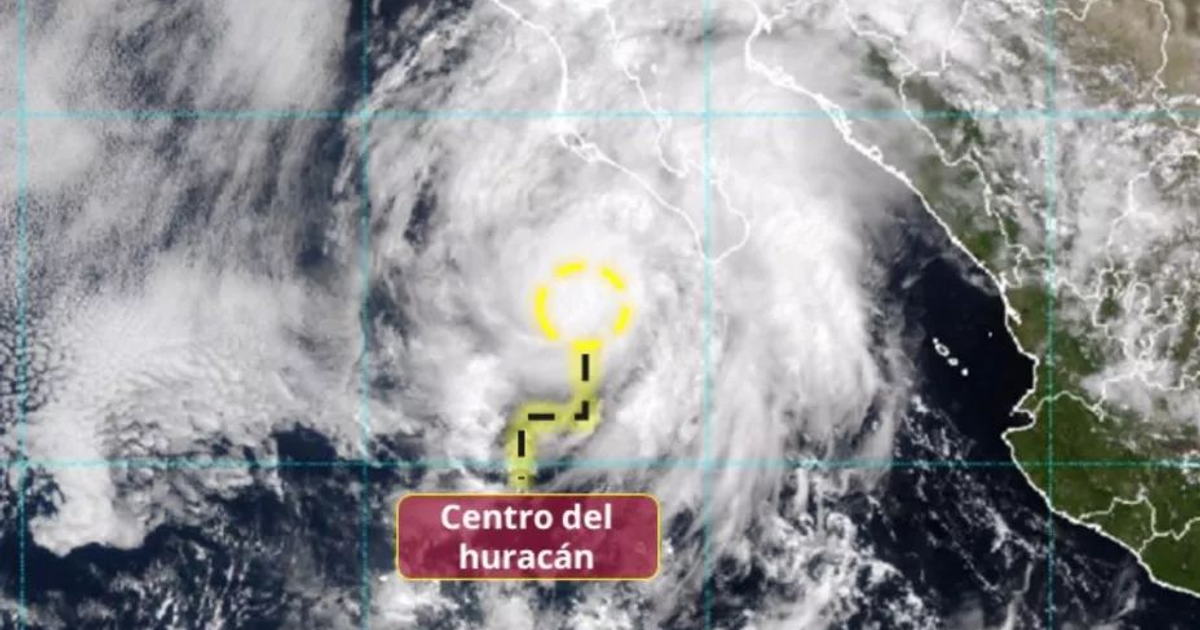 Imagen satelital del huracán Lorena con trayectoria proyectada en amarillo, mostrando costas y cuerpos de agua circundantes.