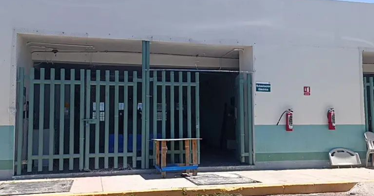 Fachada de subestación eléctrica con rejas verdes y extinguidores en Hospital IMSS Bienestar de Escuinapa