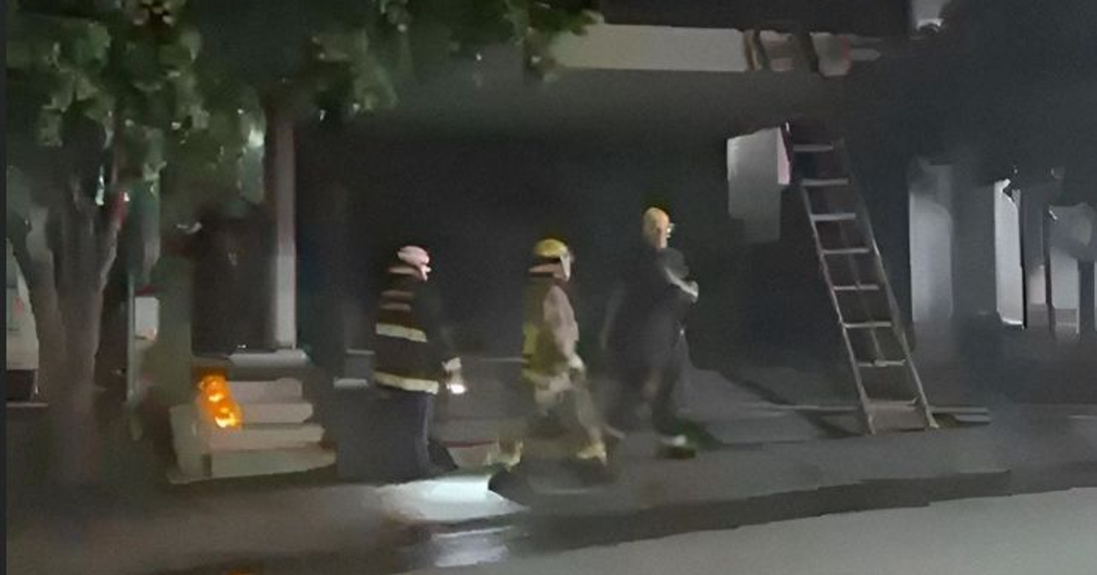 Bomberos caminando en la oscuridad con una escalera, posiblemente en un incendio en Culiacán.