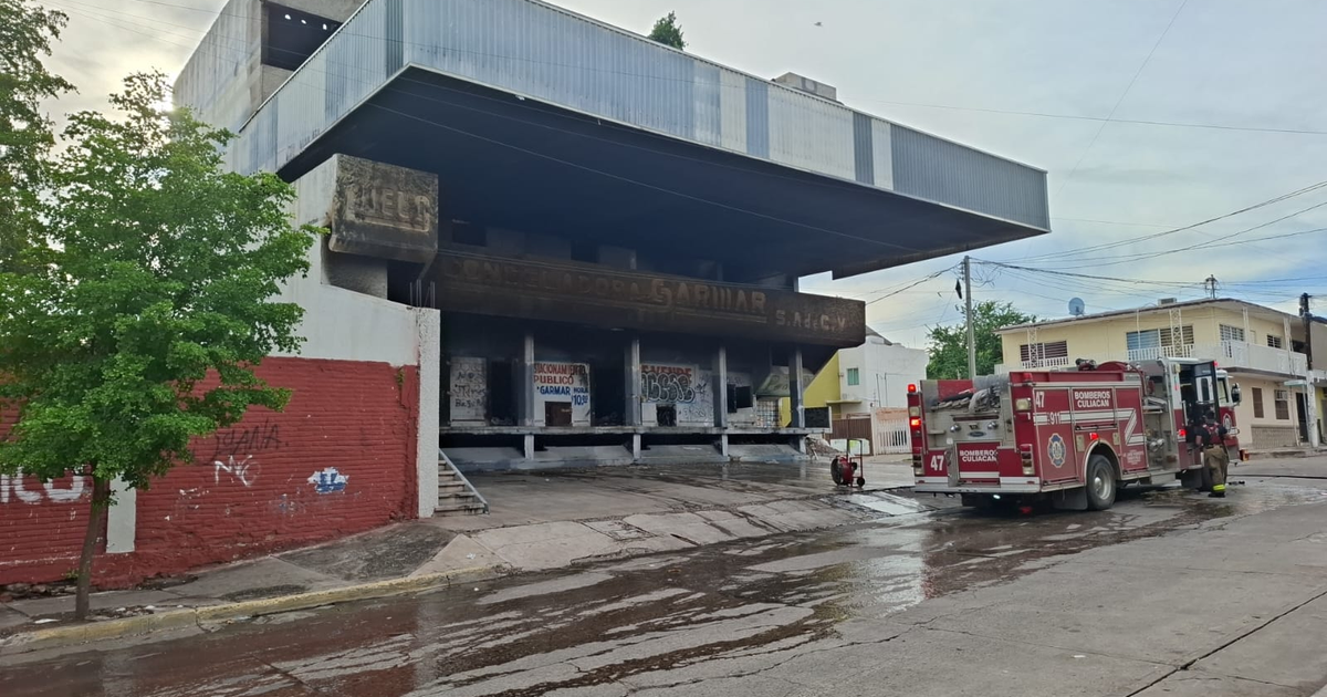 Edificio de dos niveles con graffiti y camión de bomberos en Culiacán