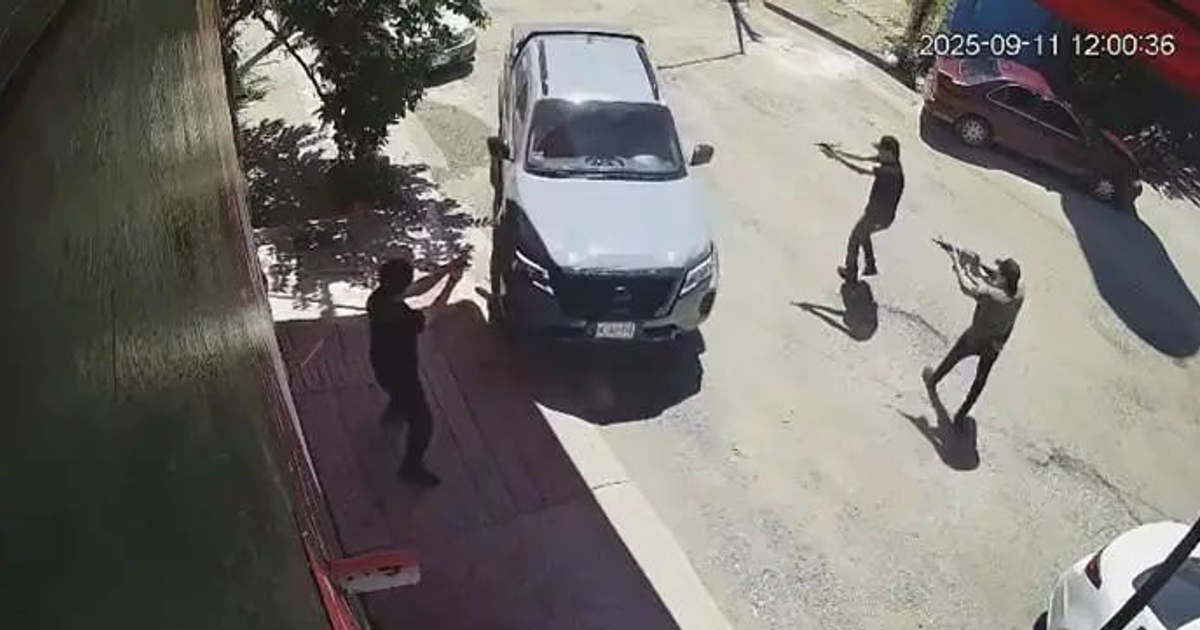 Camioneta Nissan Frontier con impactos de bala tras intento de robo en Culiacán