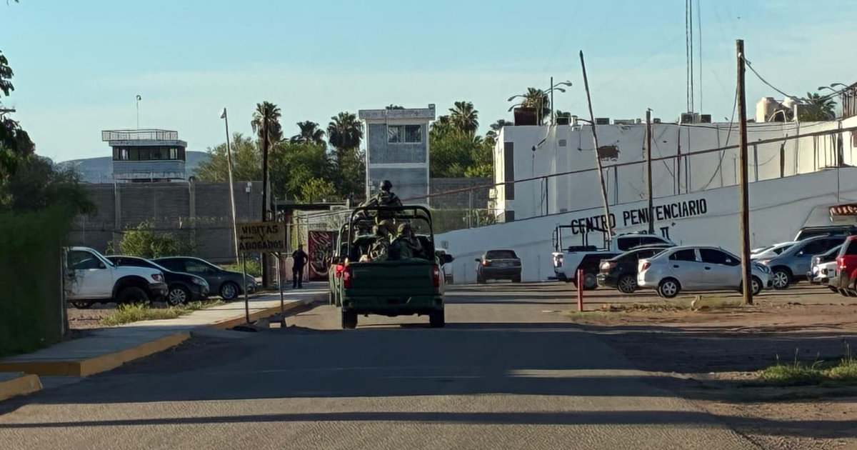 Vista de un centro penitenciario en Ahome, Sinaloa, con vehículos y vegetación.