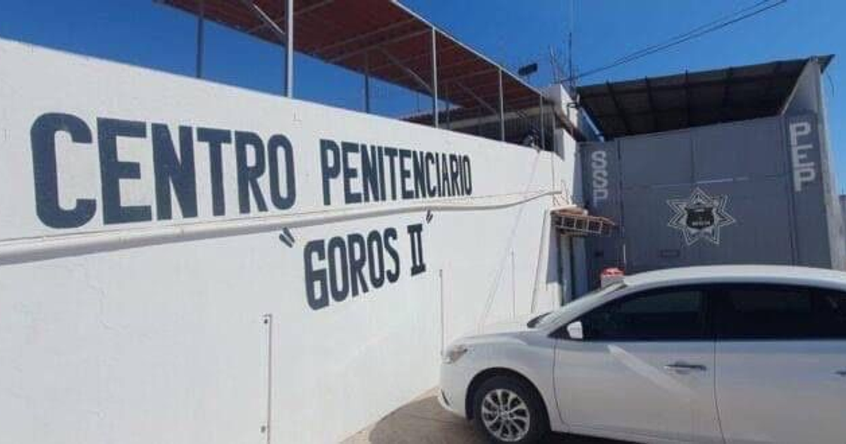 Entrada del centro penitenciario Goros II con vehículo blanco estacionado