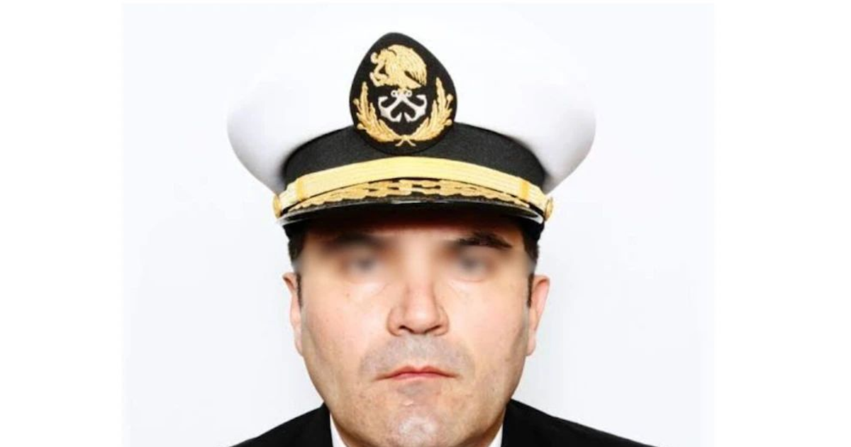 Oficial naval con sombrero de capitán, vinculado a la búsqueda de Fernando Farías Laguna por Interpol.