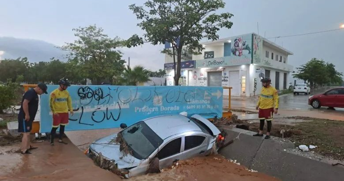 Coche atrapado en charco de agua y barro en Mazatlán tras lluvias