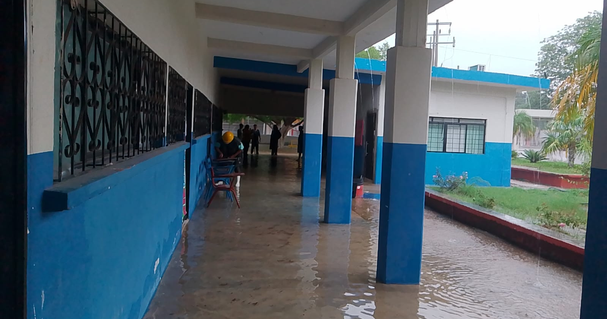 Pasillo inundado en escuela primaria Gabriel Leyva durante tormenta tropical Lorena