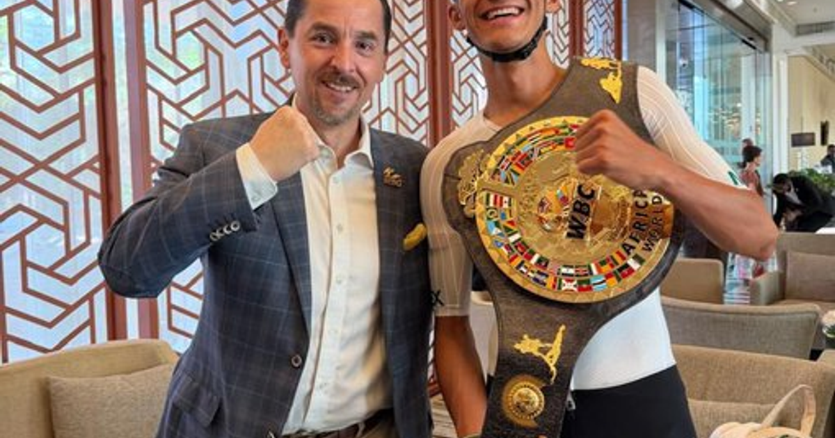 Isaac del Toro con cinturón del CMB en evento previo al Campeonato Mundial de Ciclismo