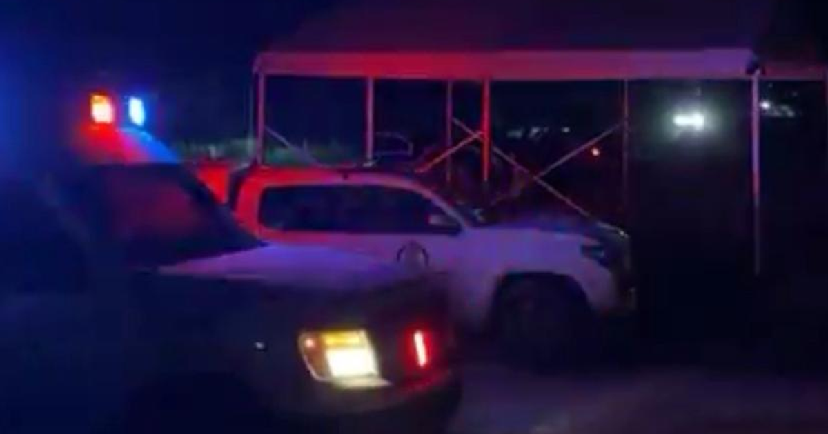 Operativo nocturno en Altata con vehículos de emergencia y luces rojas y azules