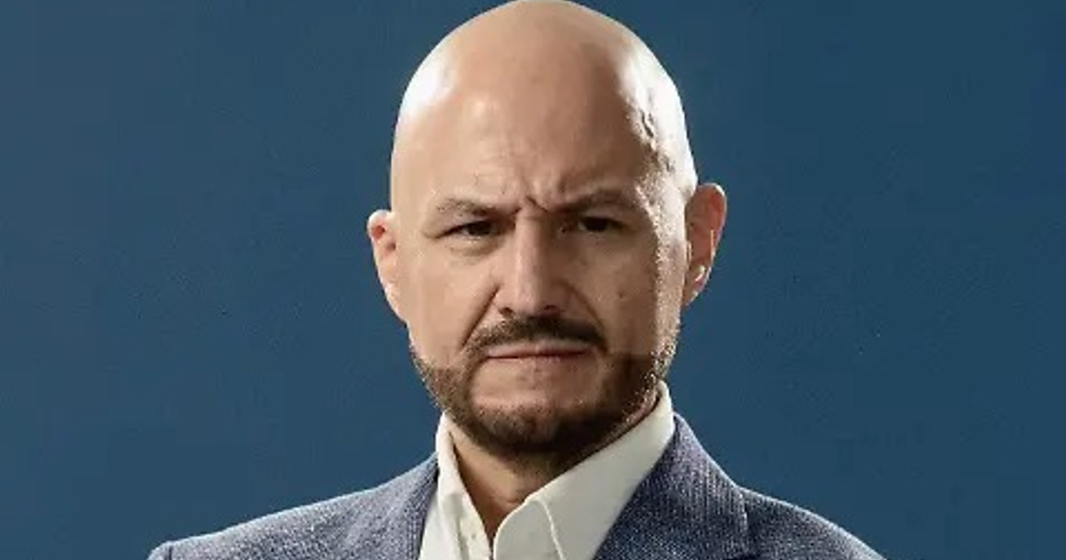 Retrato de John Milton, hipnotizador, tras denunciar un robo en Sinaloa