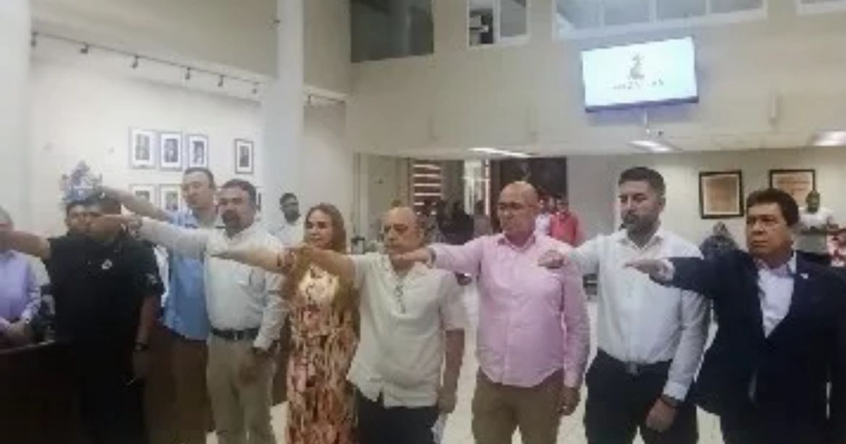 Personas en ceremonia oficial en Mazatlán, Sinaloa, con la alcaldesa Estrella Palacios y Jorge Ibarra Escobar.
