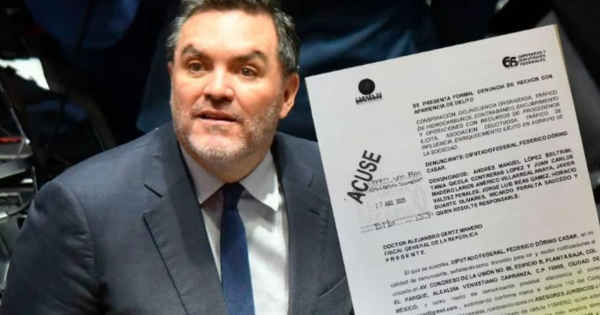 Hombre presentando documento legal con encabezado 'ACUSE' en contexto de seguridad pública.