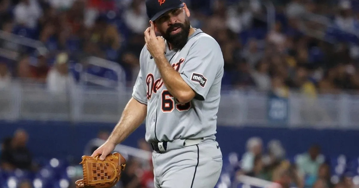 José Urquidy, lanzador de los Tigres de Detroit, en acción con guante de béisbol en un estadio lleno.