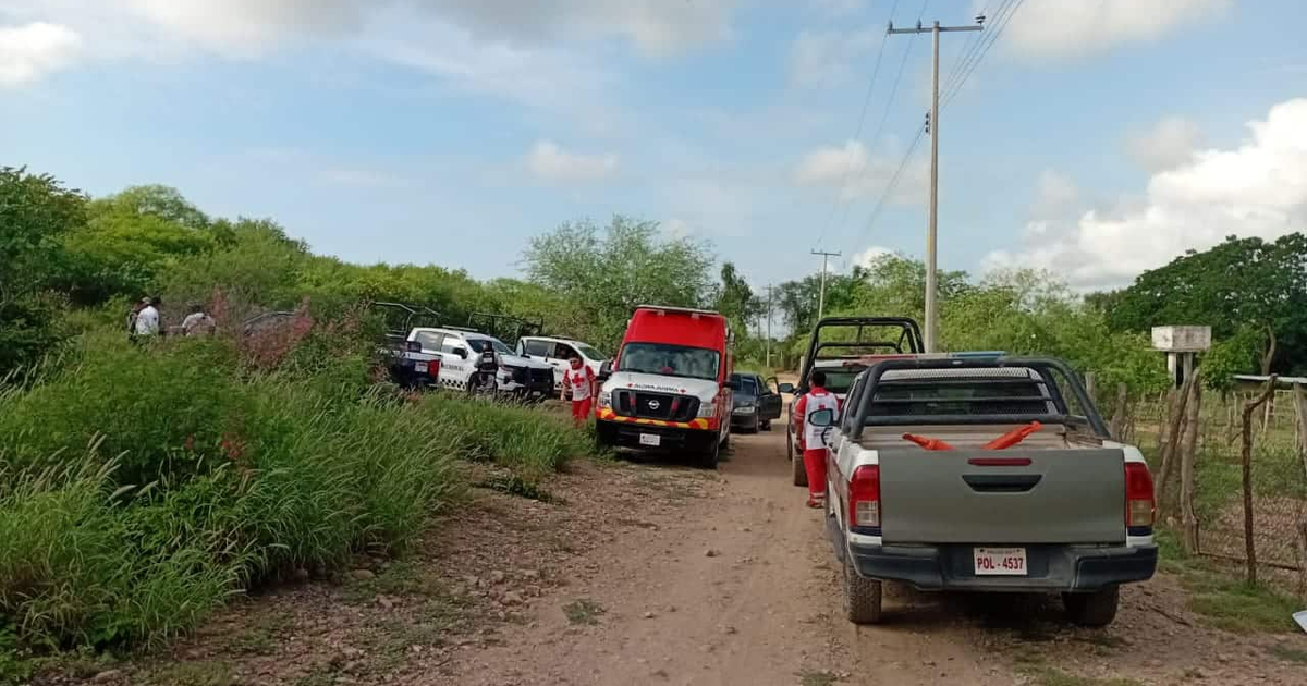 Camino de tierra con vehículos de emergencia y personal en San Blas, Sinaloa