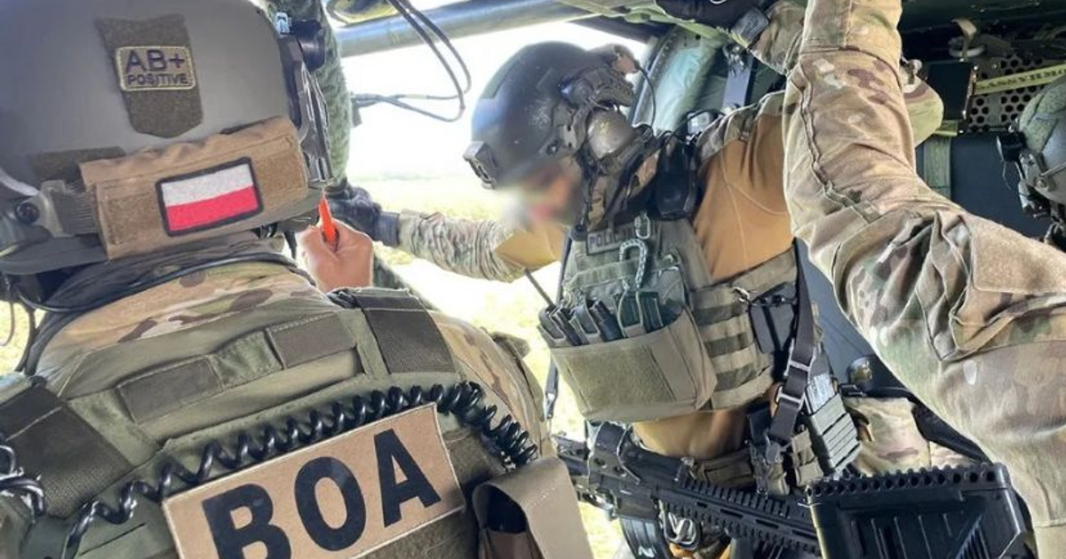 Agentes polacos en helicóptero durante operativo antidrogas en Świecie