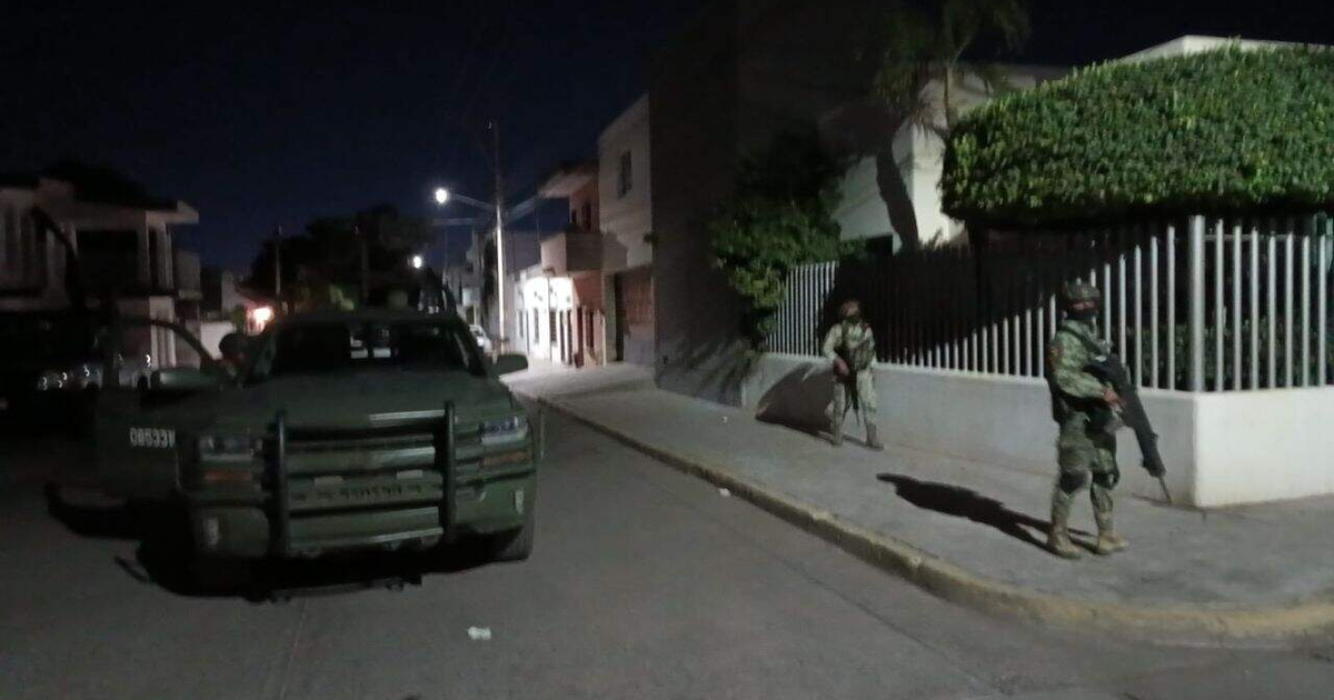 Operativo de seguridad nocturno en Culiacán con vehículo militar y personal armado