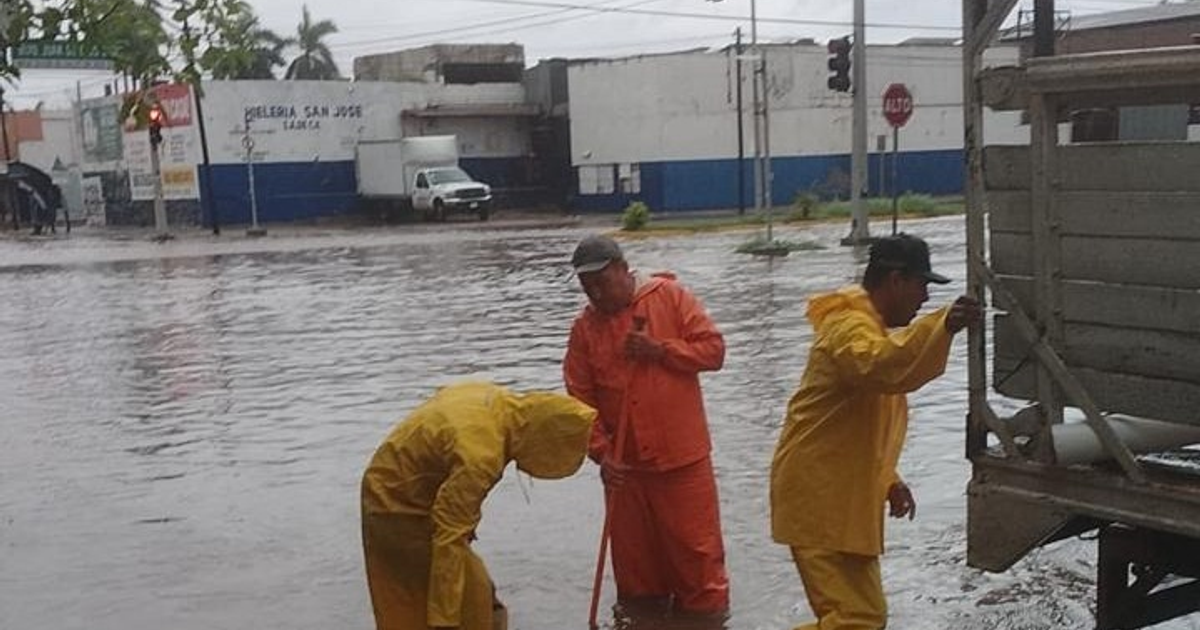 Trabajadores de emergencia en Ahome, Sinaloa, durante inundaciones por lluvias intensas.