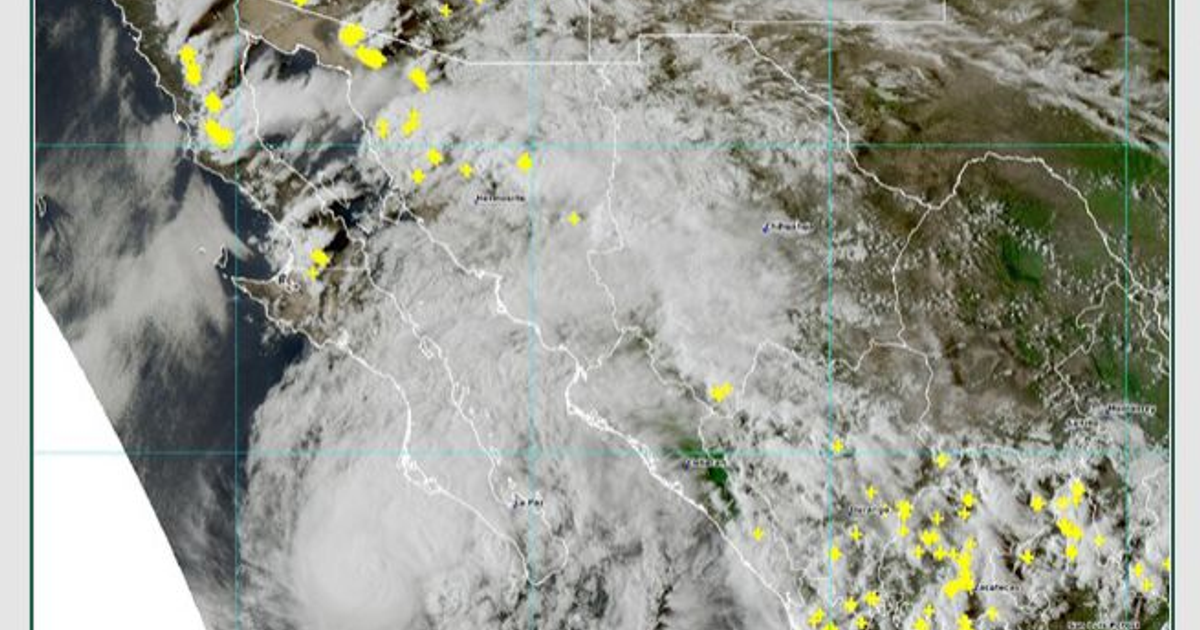 Imagen de satélite meteorológico mostrando nubes, huracán y actividad eléctrica sobre México y EE.UU.