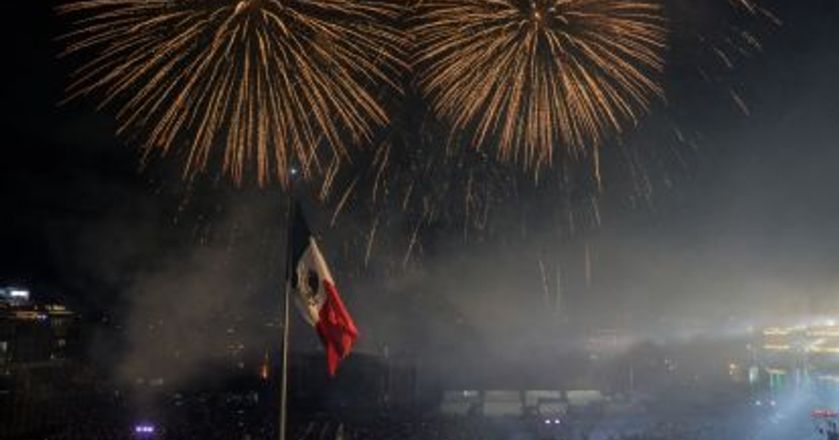 Fuegos artificiales y bandera mexicana en celebración nocturna en Culiacán