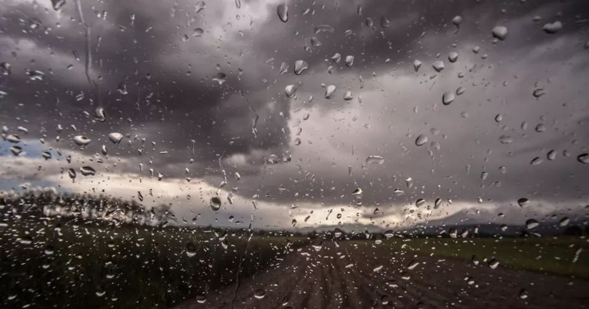 Vista a través de un vidrio con gotas de agua y nubes oscuras en Sinaloa