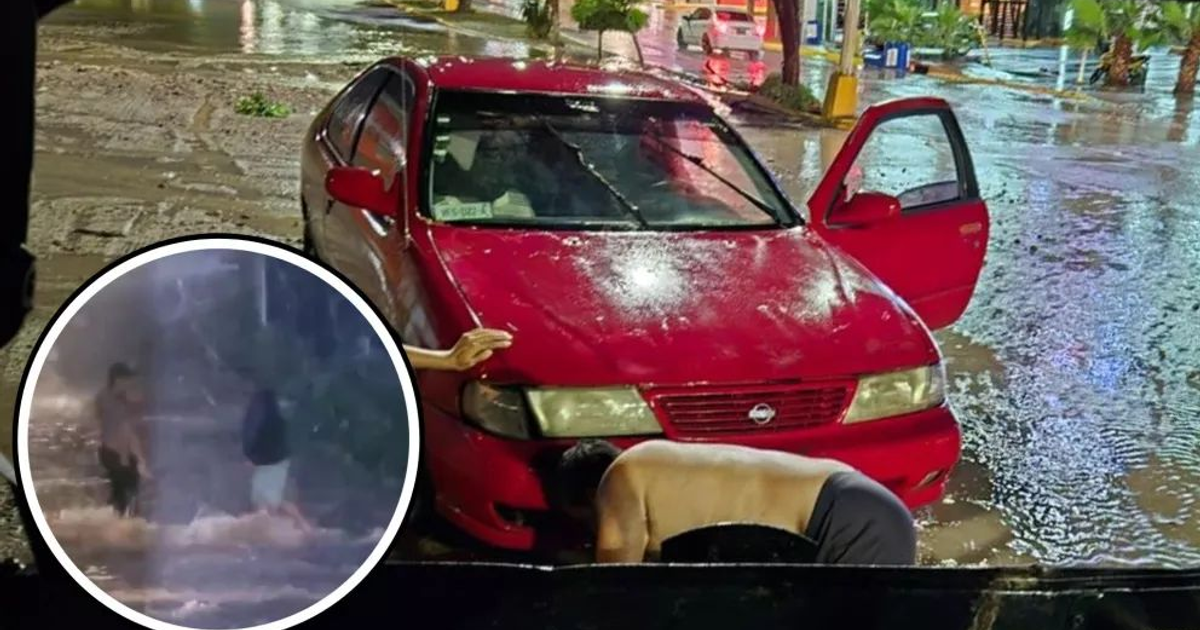 Automóvil rojo sumergido en agua durante inundación nocturna en Rosario, Sinaloa.
