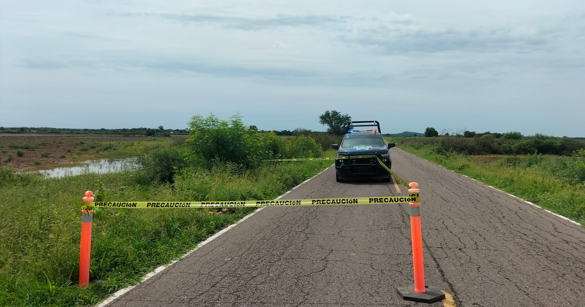 Carretera Pericos–Recoveco con vehículo estacionado y zona acordonada