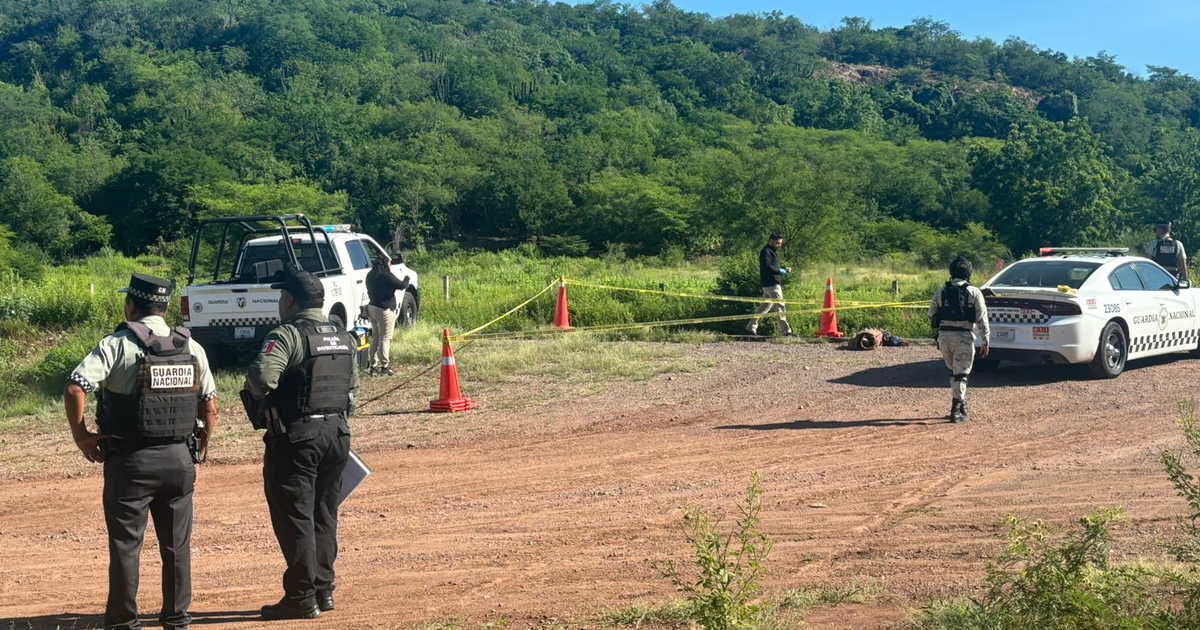 Operativo de seguridad en La Campana, Sinaloa, con agentes de la Guardia Nacional y vehículos en un área rural.