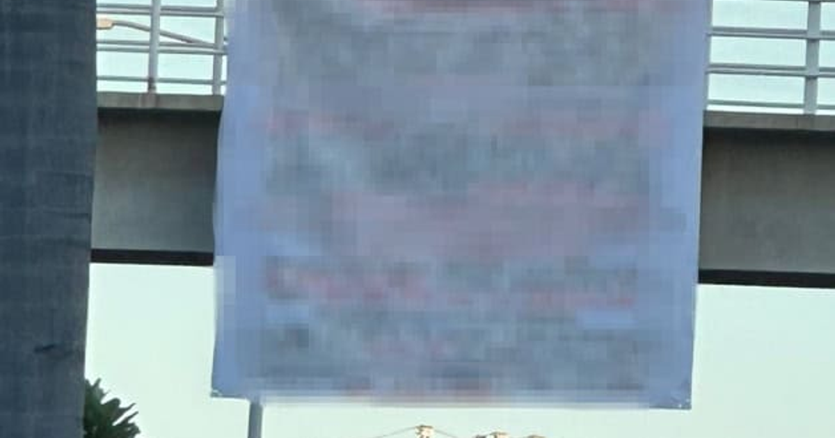 Manta colgada en puente peatonal de Culiacán, Sinaloa, el 6 de noviembre de 2023.