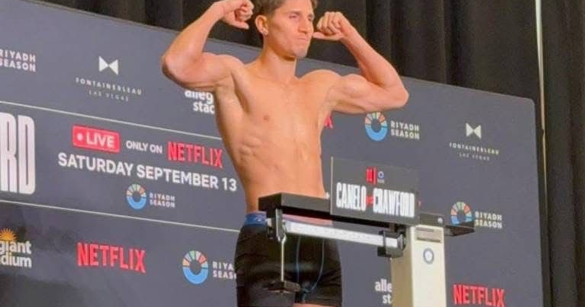 Marco Verde en el pesaje oficial para la pelea en Las Vegas, con carteles de Netflix en el fondo.