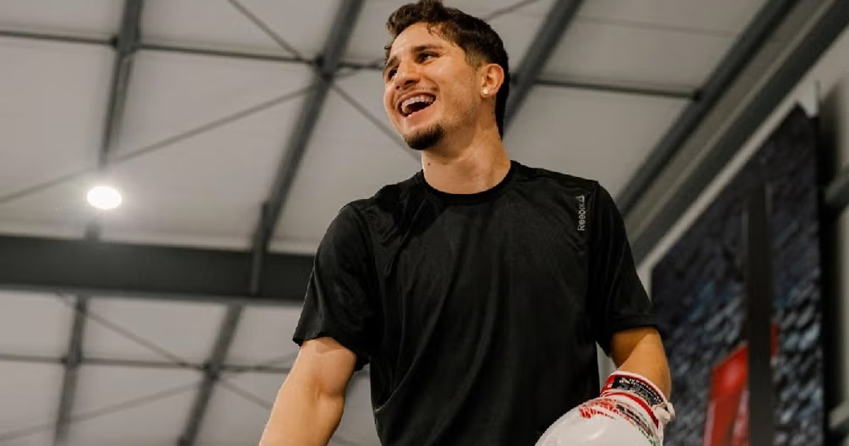 Marco Verde entrenando con guantes de boxeo en un gimnasio