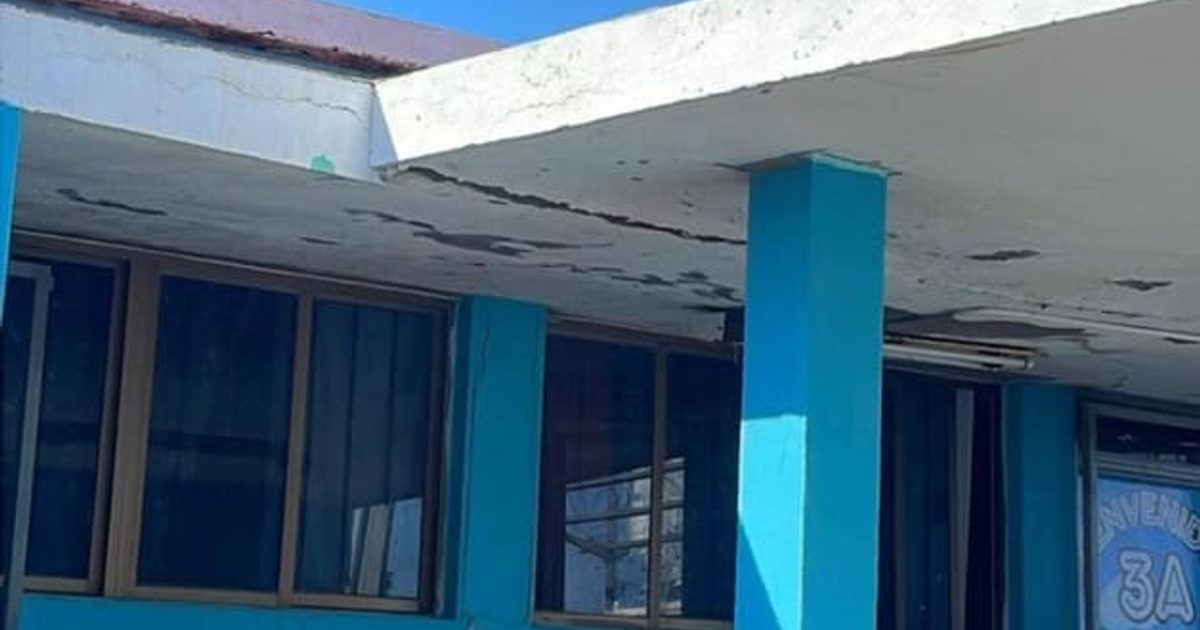 Techo deteriorado de la escuela primaria Maximiliano Hernández en Huitussi, Sinaloa, con columnas azuladas y cielo despejado.