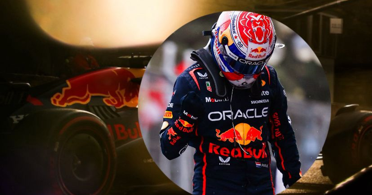 Max Verstappen emocionado tras ganar el Gran Premio de Azerbaiyán, con el coche de Red Bull al fondo.
