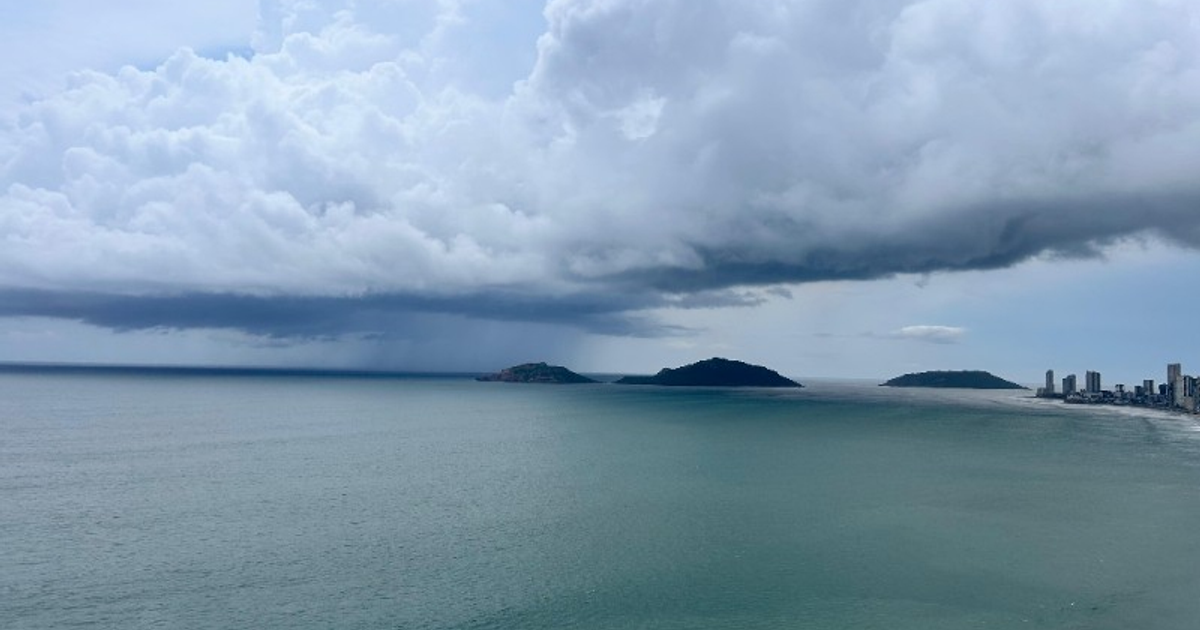 Vista del mar en Mazatlán con nubes densas y dos islas en el horizonte.
