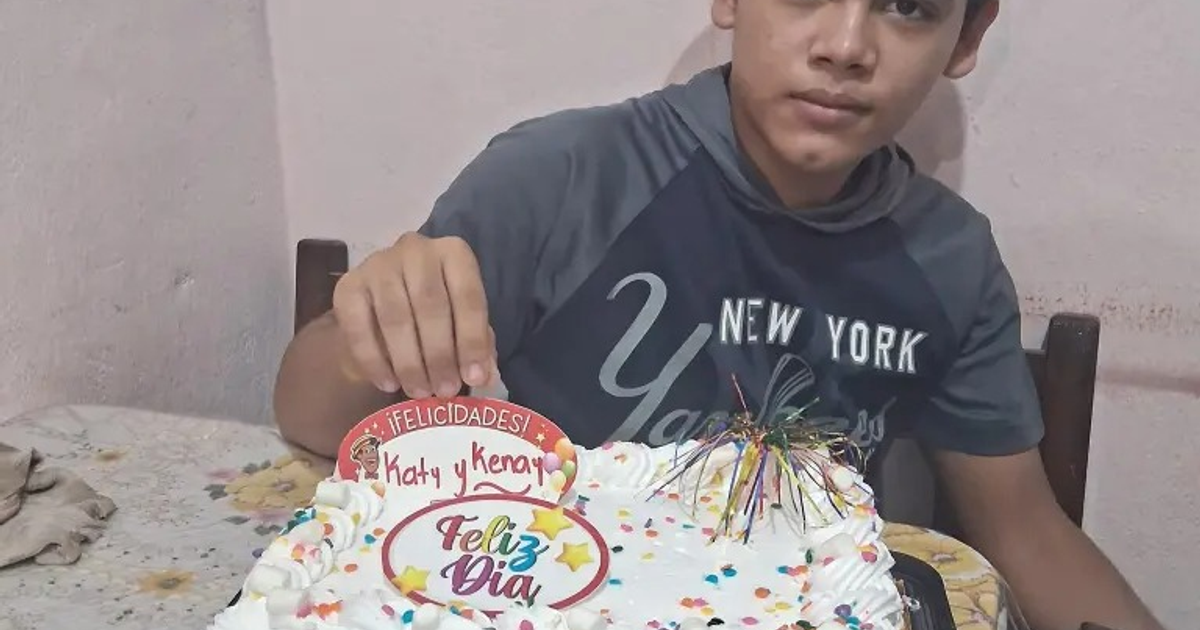 Joven con pastel de felicitación para Katy y Kenay, celebrando su localización en Mazatlán.