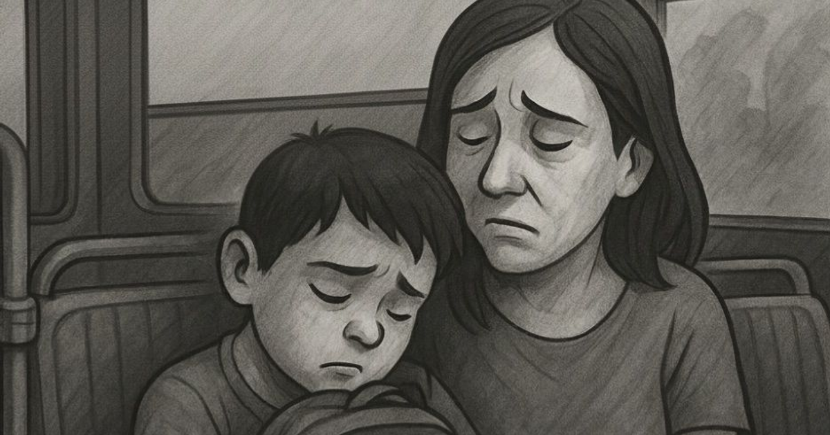 Niño y mujer tristes en autobús tras incidente en Mazatlán