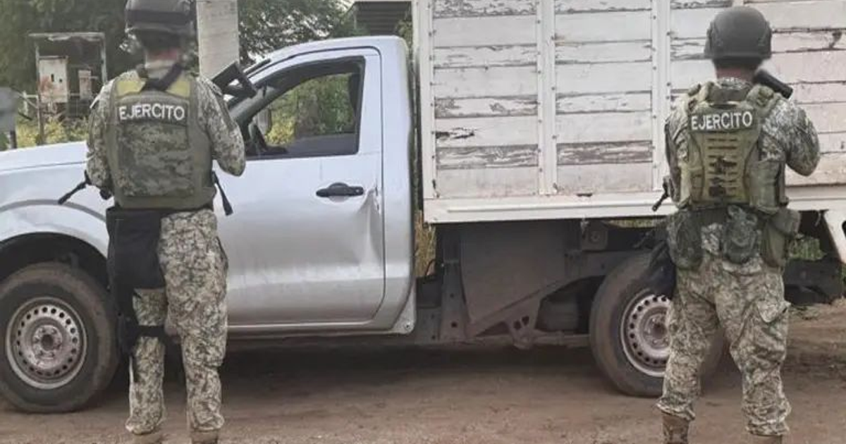 Militares del Ejército Mexicano junto a camioneta asegurada con drogas en Culiacán