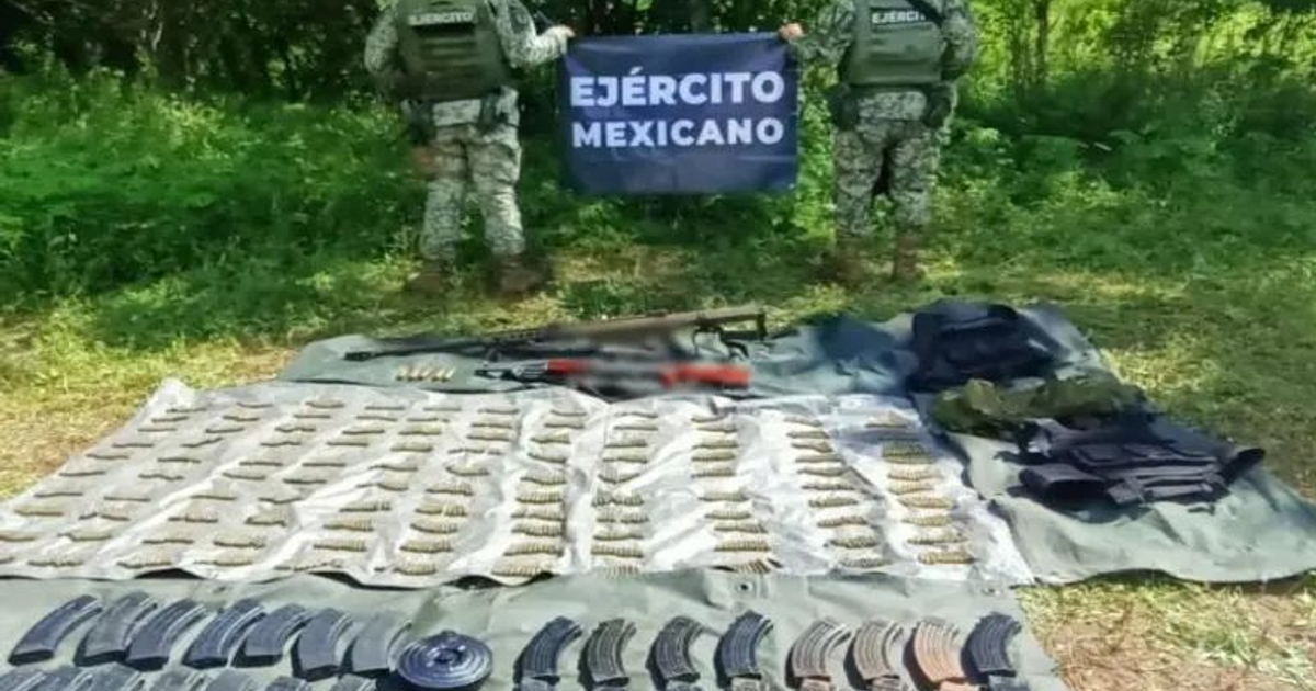Miembros del Ejército Mexicano con armas aseguradas en operativo en Sinaloa