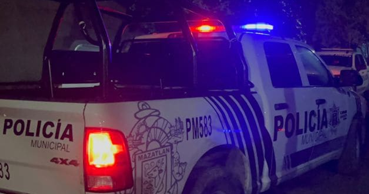 Camioneta de la Policía Municipal de Mazatlán con luces encendidas en un entorno oscuro