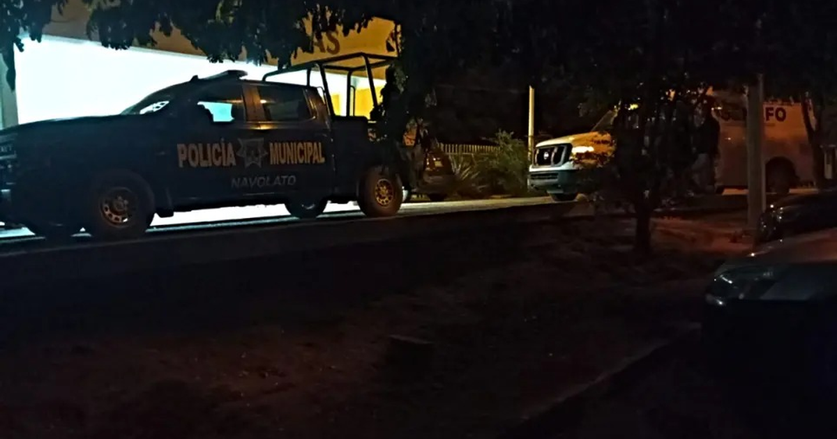 Vehículos de emergencia y policía en Culiacán durante la noche tras un ataque armado.