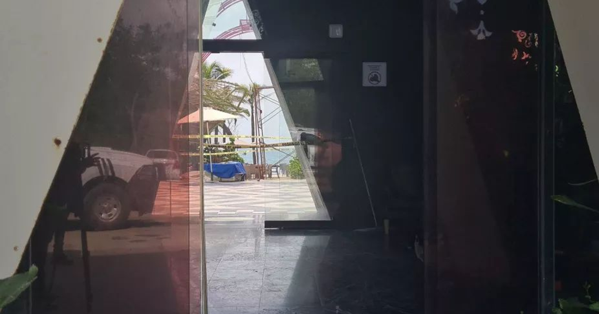 Interior moderno con vista al mar en Mazatlán, mostrando un área exterior con toldo y sillas.