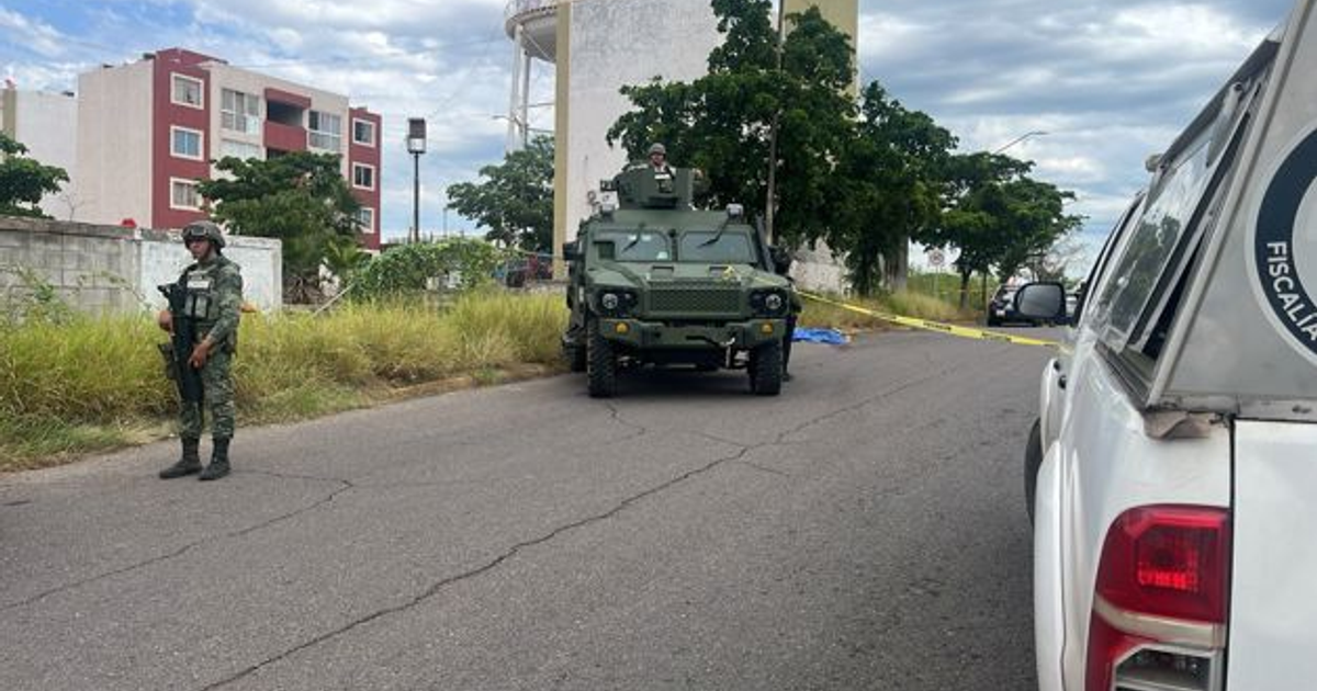 Soldados junto a vehículo blindado en Culiacán, Sinaloa, con cinta amarilla de escena de crimen.