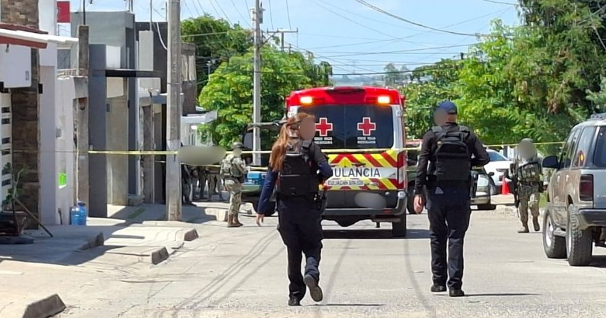 Calle acordonada en Culiacán con presencia policial y ambulancia tras asesinato.